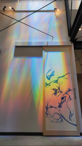 3dプリンターで建築された葬儀場の前衛書に降り注ぐ虹