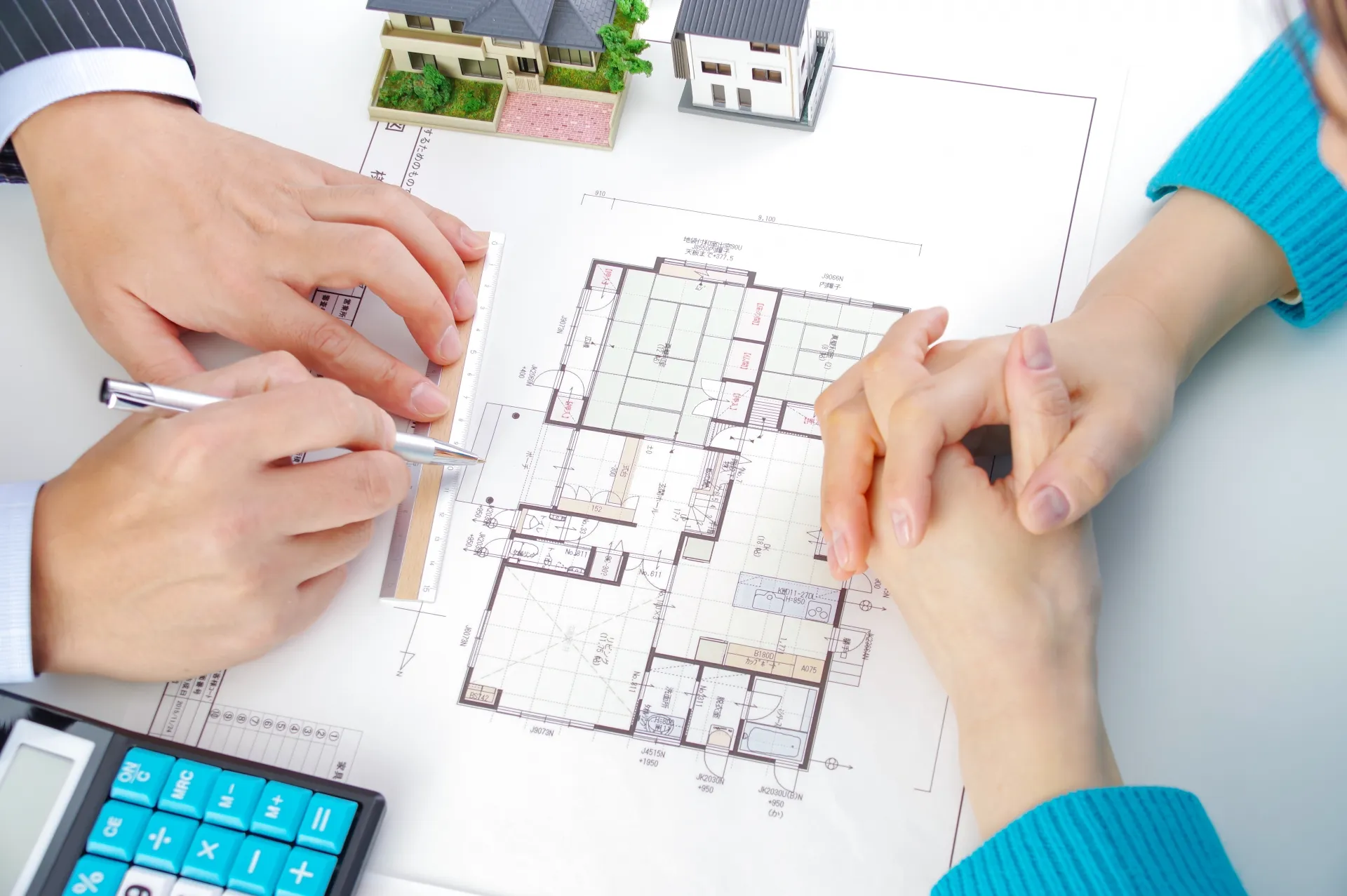 建築士事務所で間取りを検討する様子