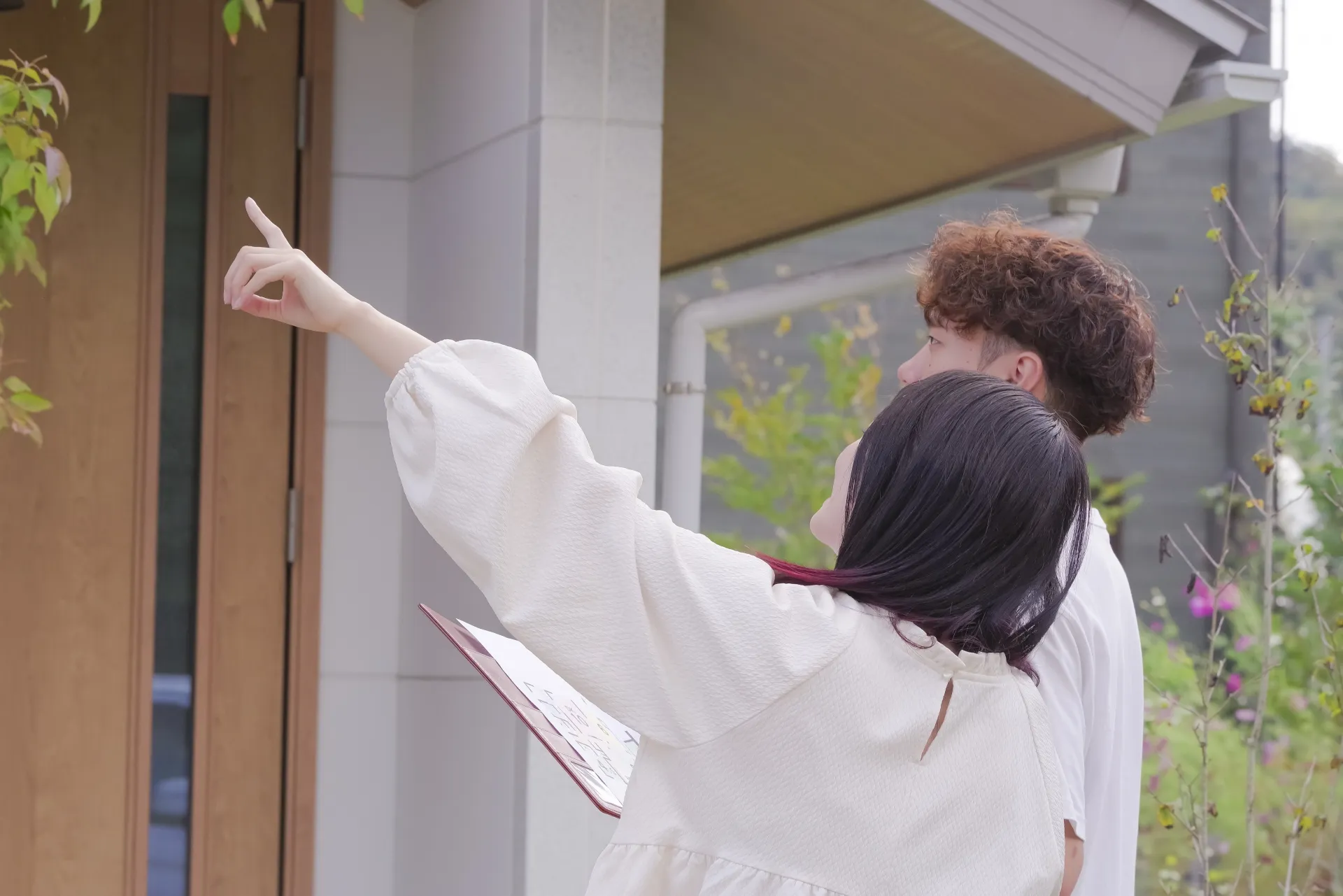 戸建てを検討する若い夫婦